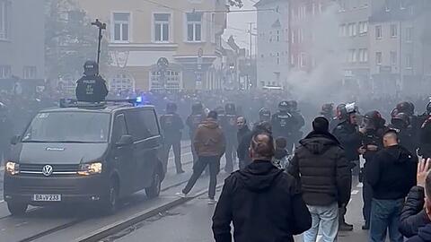 Kompletter Ausnahmezustand in Giesing: Die Ultras legen vor dem Derby zwischen Bayern und Sechzig das Viertel lahm, die Polizeipr&auml;senz ist enorm.