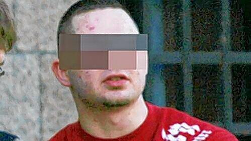Der Täter: Peter R. (24) stellte sich einen Tag nach seiner Prügel-Attacke selbst der Polizei. Er ist seit Jahren als Neo-Nazi bekannt. Der Täter: Peter R. (24) stellte sich einen Tag nach seiner Prügel-Attacke selbst der Polizei. Er ist seit Jahren als Neo-Nazi bekannt.