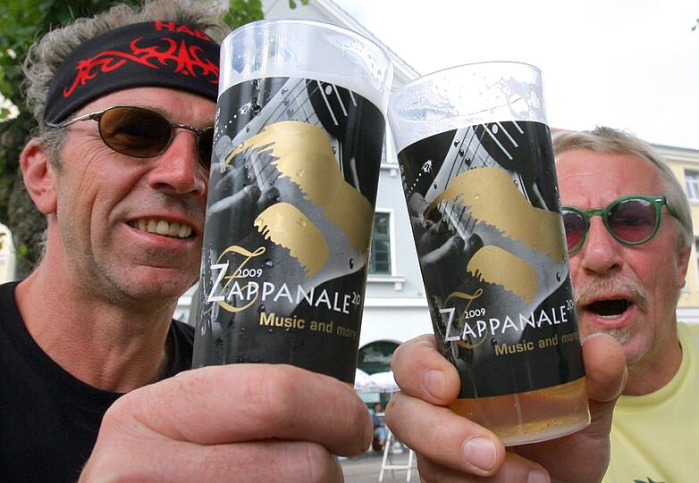 Das einmal im Jahr stattfindene Musikfestival "Zappanale" ist der Musik von Frank Zappa gewidmet. Es treten Zappa-Coverbands oder von dem Komponisten beeinflusste Musiker auf, aber auch bekannte Größen wie Alice Cooper, der dieses Jahr die Zappa-Bühne beehrt. Seit 1990 findet das Festival statt, 2003 wurde die "Zappanale" sogar vom Focus-Magazin im "Sommer Kultur Atlas" mit dem 6. Platz unter 60 Veranstaltungen ausgezeichnet - hier die Bilder.