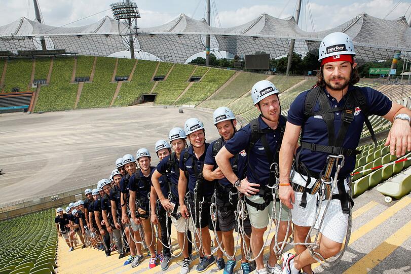 Der EHC um Nationalkeeper Jochen Reimer (vorne) bei der Besteigung des Dachs des Olympiastadions.