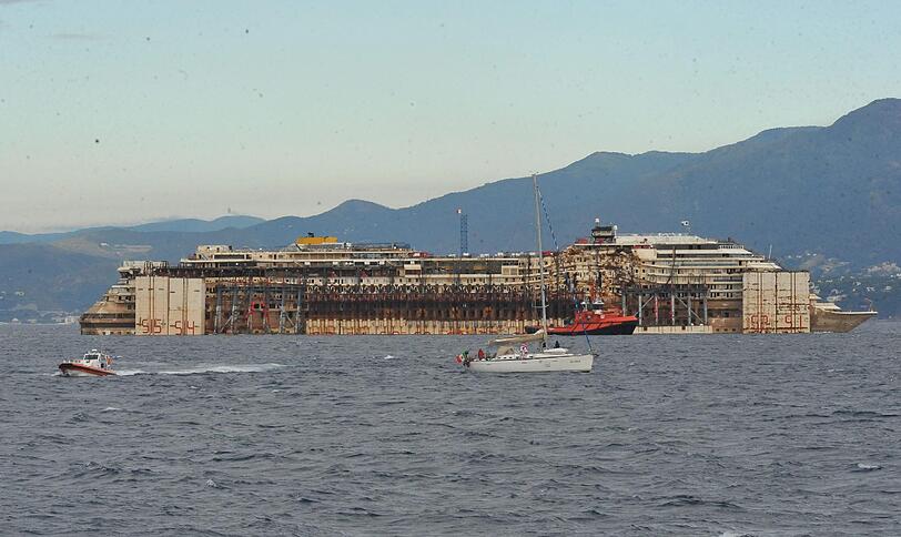 Die knapp viertägige Reise vom Unglücksort vor der Insel Giglio verlief für die "Costa Concordia", ihre vier Schlepper und zehn Begleitschiffe ohne größere Probleme.