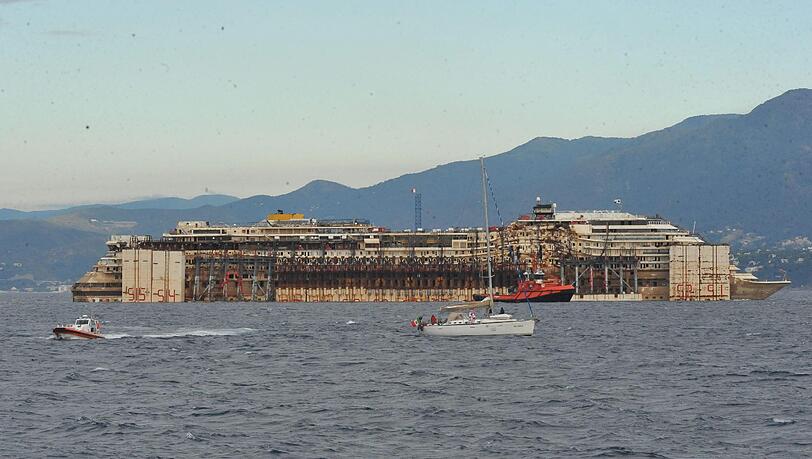 Die knapp viertägige Reise vom Unglücksort vor der Insel Giglio verlief für die "Costa Concordia", ihre vier Schlepper und zehn Begleitschiffe ohne größere Probleme. Die knapp viertägige Reise vom Unglücksort vor der Insel Giglio verlief für die "Costa Concordia", ihre vier Schlepper und zehn Begleitschiffe ohne größere Probleme.