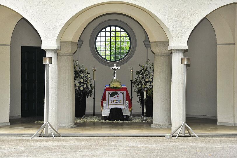Pierre Brice Sarg in der Aussegnungshalle auf dem Friedhof in Gräfelfing