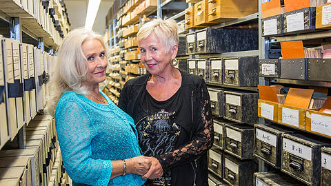 Lydia Brigitte Teuber (l.) und Inge Wolf im Archiv des Suchdienstes.