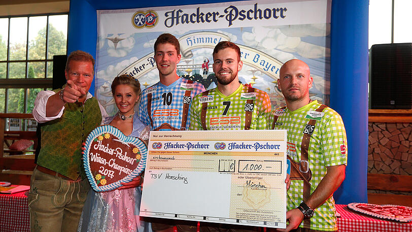 Wiesn-Playmate Patrizia Dinkel mit dem Siegerteam vom TSV Herrsching: Tom Strohbach, Ferdinand Tille und Michal Sládeèek (von links).