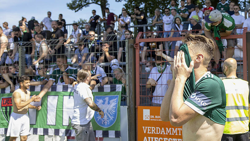 Der Traum vom Aufstieg in die 3. Liga ist geplatzt: Enttäuschung pur bei den Schweinfurter Spielern.