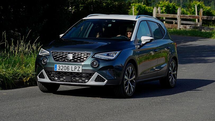 Besonders gut steht dem Arona die Dark Camouflage-Lackierung mit weißem Dach.