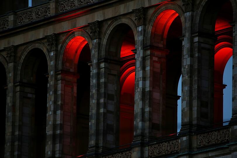 Leuchtendes Rot setzt in den Arkaden einen passenden Akzent.