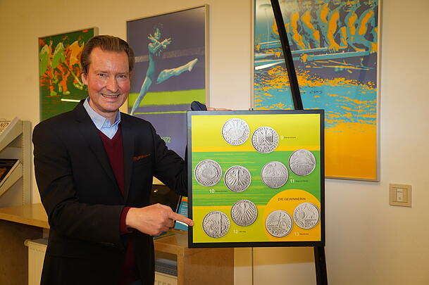 Oberkonservator Kay Ehling mit den 72er Medaillenentwürfen. Oberkonservator Kay Ehling mit den 72er Medaillenentwürfen.