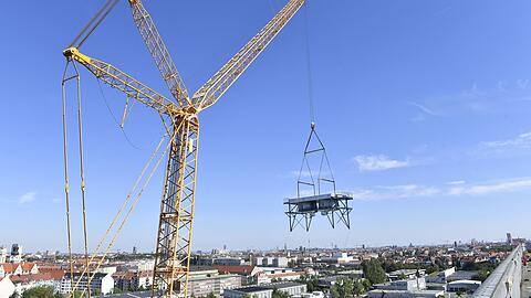 Spekatkuläres Bild am HKW Süd:Das erste Element des Rückkühlers wird per Kran eingehoben.