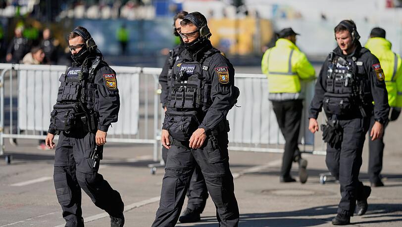 Das Festgelände wird abgesucht.
