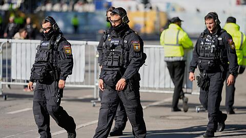 Das Festgelände wird abgesucht.