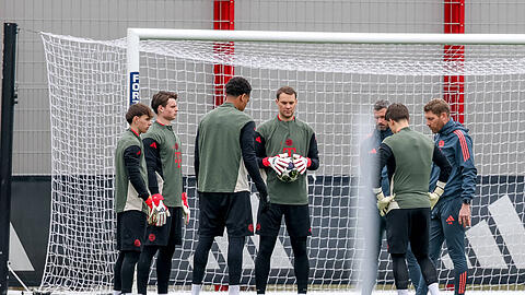 Obwohl er am Dienstag auf dem Platz stand: Manuel Neuer f&uuml;hlt sich zwar schon besser, wird aber gegen Bergamo noch nicht im Kader stehen.
