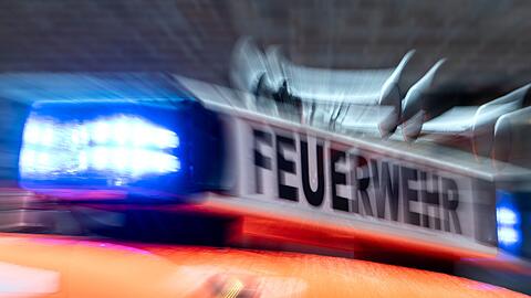Die Feuerwehr und das Technische Hilfswerk waren mehrere Stunden damit besch&auml;ftigt, die brennenden Stroh- und Heuballen zu l&ouml;schen. (Symbolbild)