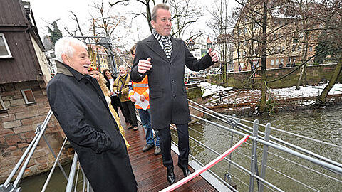 OB Ulrich Maly macht den Sprungtest: Der Kettensteg schwingt wieder. SÖR-Chef Karlheinz Kubanek (l.) ist erleichtert, dass alles glatt läuft.