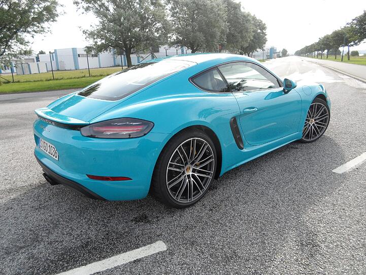 Der Porsche 718 Cayman schöpft 300 PS aus zwei Liter Hubraum und erreicht eine Höchstgeschwindigkeit von 275 km/h.