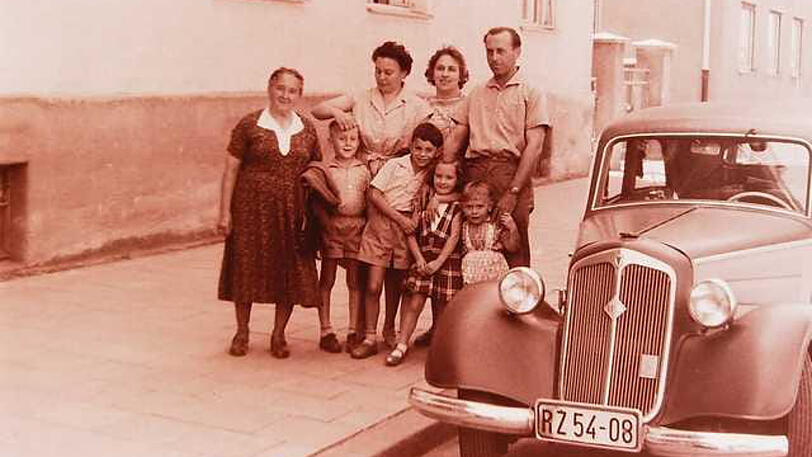 AZ-Leserin Isolde Schneck mit Familie 1961 vor dem Haus...