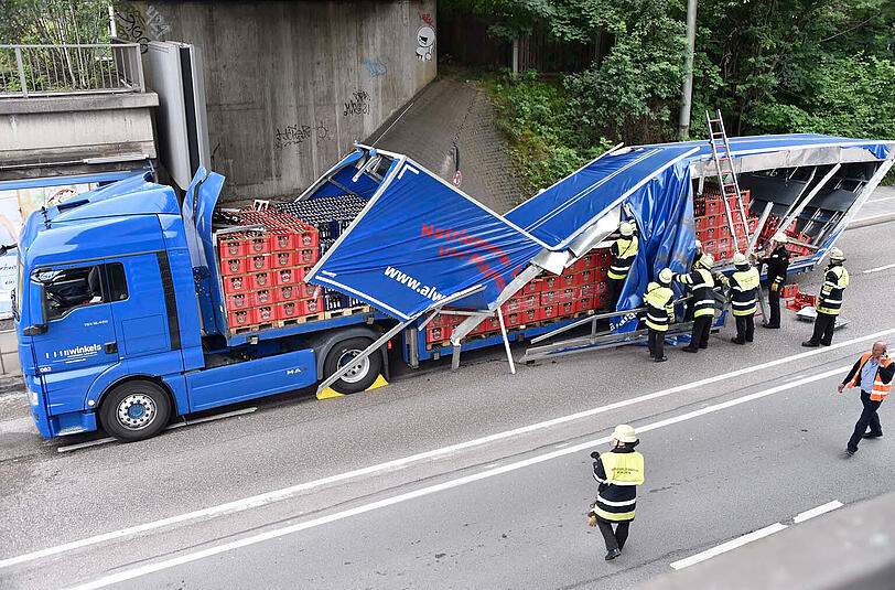 Bei der Durchfahrt der Unterführung wurde der Bierlaster regelercht rasiert.