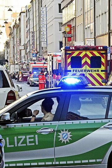 Mehrere Beteiligte prügelten sich in einer Bar in der Landwehrstraße. Es gab einige Verletzte, Polizei und Rettungsdienst waren mit einem Großaufgebot im Einsatz.