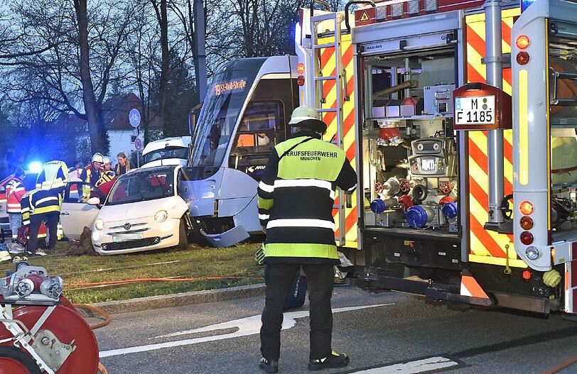 Der Fiat wurde beim Abbiegen von einer Tram gerammt. Zwei Frauen wurden schwer verletzt.