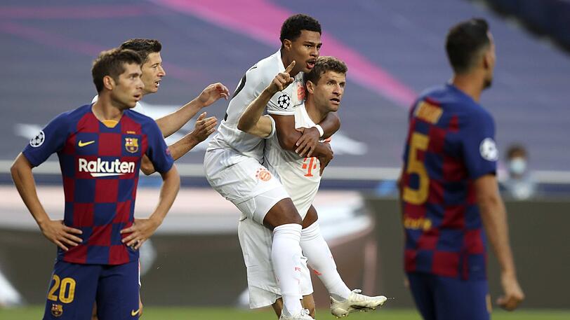 Vieles geschultert und von Beginn an hellwach: Thomas Müller lässt sich von Serge Gnabry für seinen frühen Führungstreffer feiern.