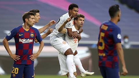 Vieles geschultert und von Beginn an hellwach: Thomas Müller lässt sich von Serge Gnabry für seinen frühen Führungstreffer feiern.