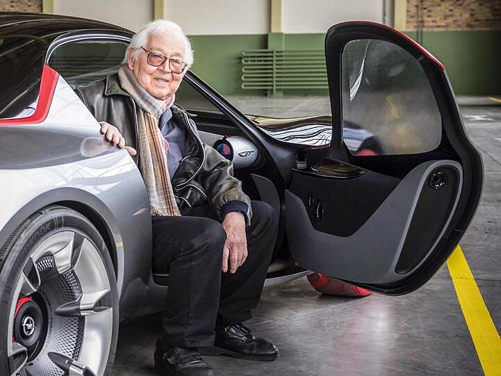 Der Designer Erhard Schnell sitzt in einem Opel GT Concept. Modelle wie Rekord, GT, Corsa - Erhard Schnell hat Autos für Hunderttausende Opel-Liebhaber entworfen.