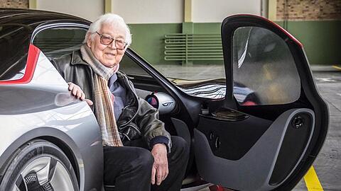 Der Designer Erhard Schnell sitzt in einem Opel GT Concept. Modelle wie Rekord, GT, Corsa - Erhard Schnell hat Autos für Hunderttausende Opel-Liebhaber entworfen.
