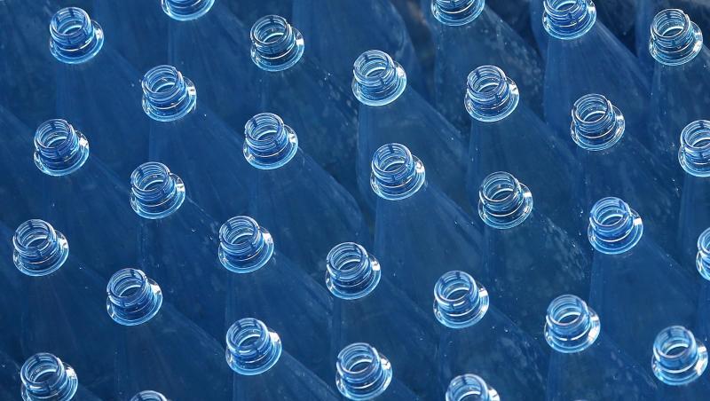Leere PET-Mehrwegflaschen für Mineralwasser stehen auf einem Transportband einer Abfüllanlage. Leere PET-Mehrwegflaschen für Mineralwasser stehen auf einem Transportband einer Abfüllanlage.