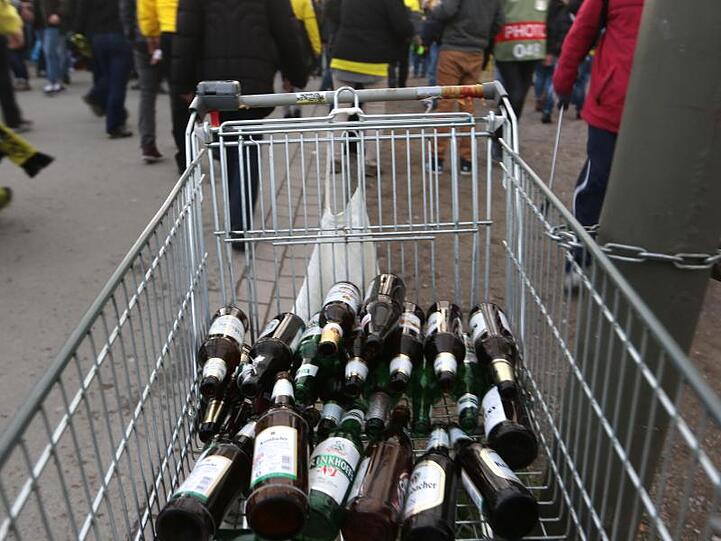 Leere Bierflaschen liegen in einem Einkaufswagen. Foto: Ina Fassbender/Archiv