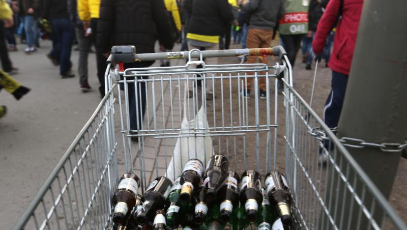 Leere Bierflaschen liegen in einem Einkaufswagen. Foto: Ina Fassbender/Archiv Leere Bierflaschen liegen in einem Einkaufswagen. Foto: Ina Fassbender/Archiv