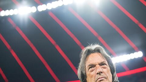 Vereinsarzt Hans-Wilhelm Müller-Wohlfahrt kommt vor einem Spiel in das Stadion.