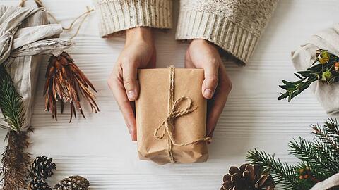 Geschenkpapier sorgt jedes Jahr für besonders viel Müll zur Weihnachtszeit.
