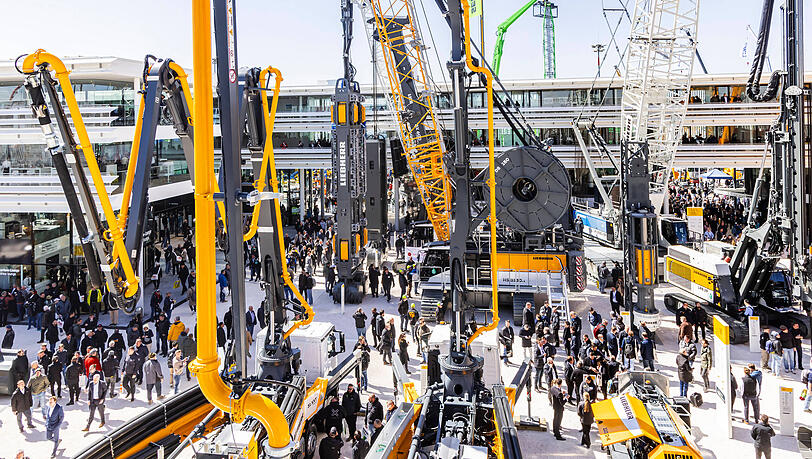 600.000 Menschen haben heuer die Bauma auf dem Messegelände in Riem besucht – und dort riesige Maschinen gesehen. 600.000 Menschen haben heuer die Bauma auf dem Messegelände in Riem besucht – und dort riesige Maschinen gesehen.