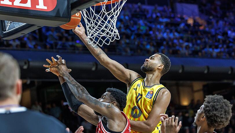 Albas Norris Agbakoko ist unter dem Korb eher am Ball als Bambergs EJ Onu. Albas Norris Agbakoko ist unter dem Korb eher am Ball als Bambergs EJ Onu.