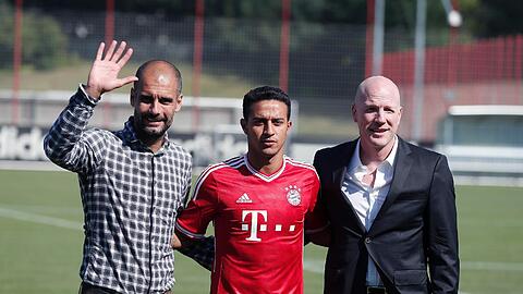 Auf dem Vereinsgelände des FC Bayern an der Säbener Straße: Neuzugang Thiago Alcántara mit Trainer Pep Guardiola (li.) und Sportdirektor Matthias Sammer (re.).