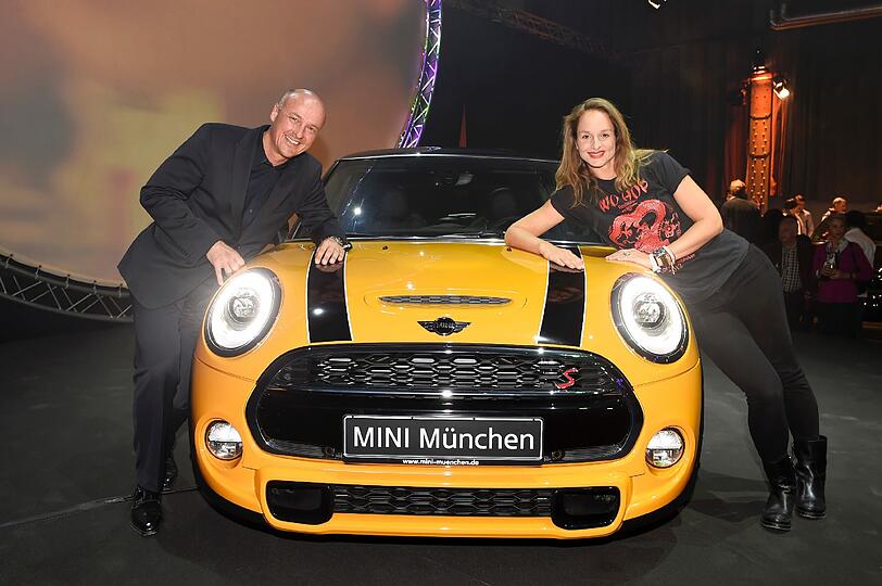 Rudolf Leberfing (Leiter MINI München) und Lara Joy Körner mit Mini
