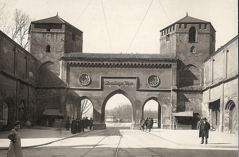 Das Sendlinger Tor entstand zum Anfang des 14. jahrhunderts. Hier ist es aufgenommen kurz vor der Umgestaltung im Jahr 1906.
