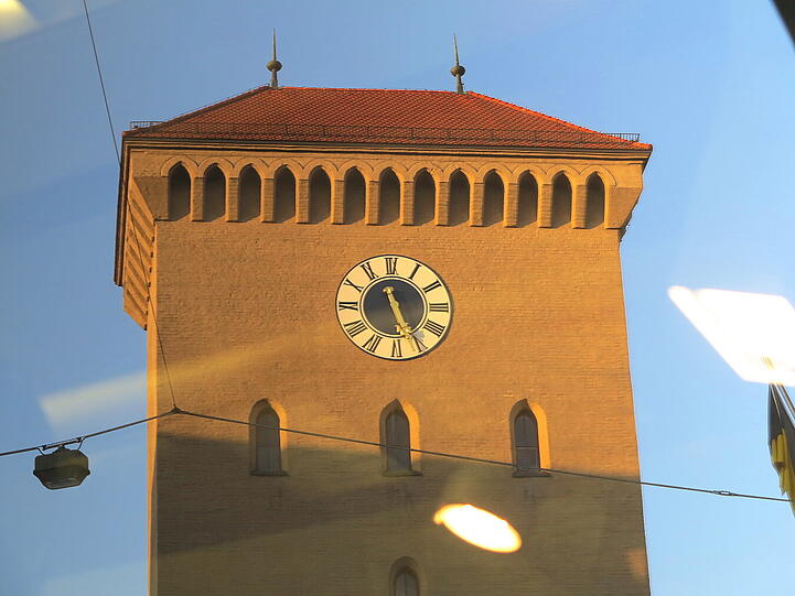 Die Uhr im Spiegel fotografiert.