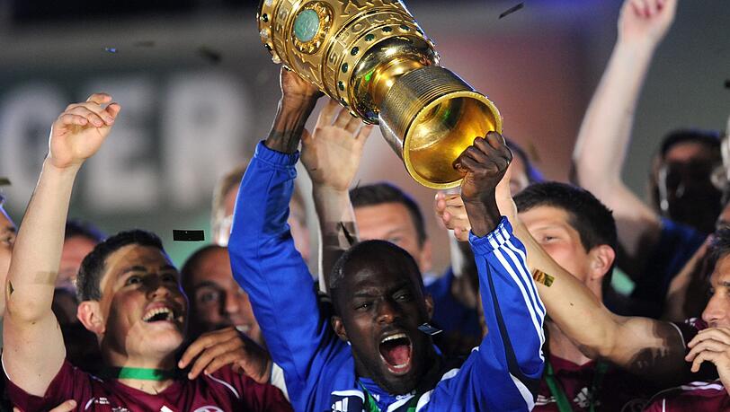 Der Schalker Hans Sarpei gewinnt 2011 mit Schalke 04 das DFB-Pokalfinale.