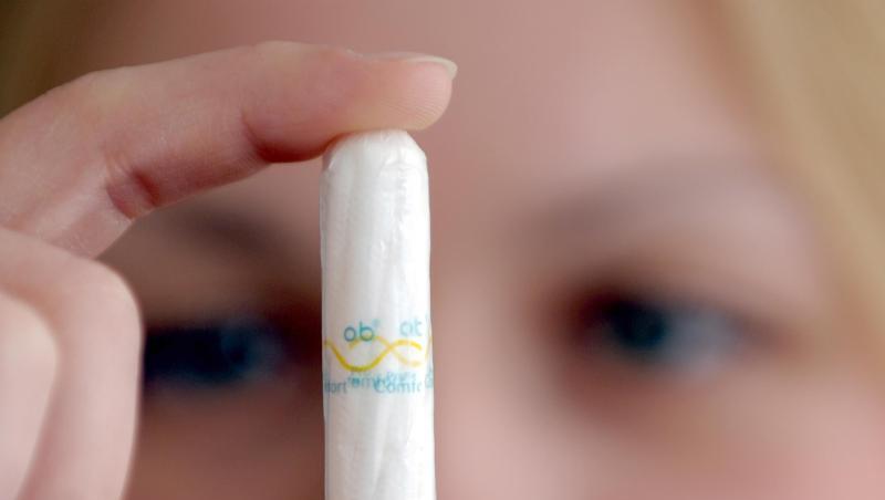 Die Petition kritisiert, dass für Tampons, Binden und Menstruationstassen der normale Mehrwertsteuersatz von 19 Prozent gilt - und nicht der ermäßigte von sieben Prozent. Die Petition kritisiert, dass für Tampons, Binden und Menstruationstassen der normale Mehrwertsteuersatz von 19 Prozent gilt - und nicht der ermäßigte von sieben Prozent.