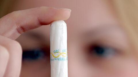 Die Petition kritisiert, dass für Tampons, Binden und Menstruationstassen der normale Mehrwertsteuersatz von 19 Prozent gilt - und nicht der ermäßigte von sieben Prozent.
