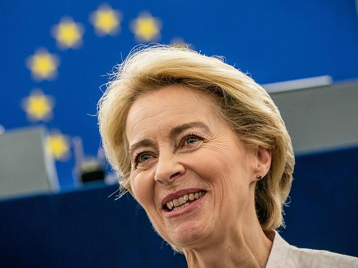 Ursula von der Leyen steht nach ihrer Bewerbungsrede vor den Abgeordneten des Europaparlaments im Plenarsaal. Von der Leyen spricht sich für eine Reform der Dublin-Regeln aus.