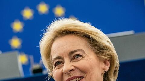 Ursula von der Leyen steht nach ihrer Bewerbungsrede vor den Abgeordneten des Europaparlaments im Plenarsaal. Von der Leyen spricht sich für eine Reform der Dublin-Regeln aus.