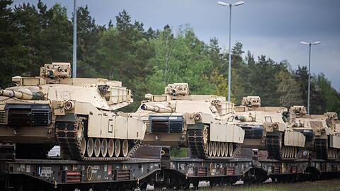 US-amerikanische M1A1-Abrams-Panzer treffen am 12. Mai 2023 in Grafenwöhr ein.