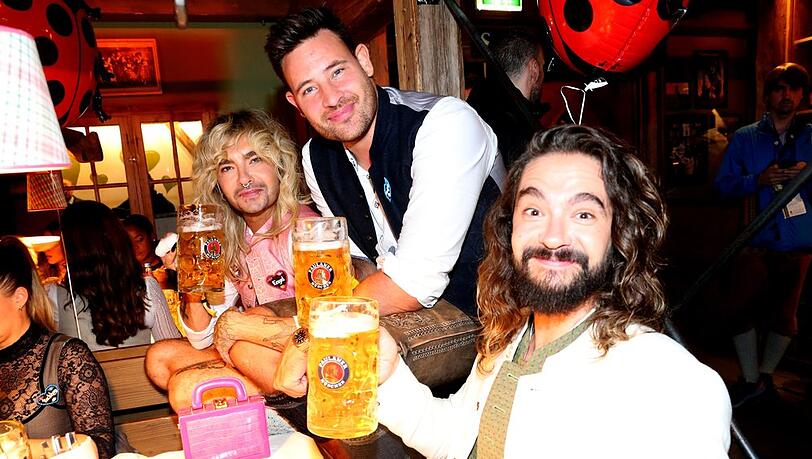 Bill Kaulitz, Marc Eggers und Tom Kaulitz (v.l.n.r.) im Käferzelt auf dem Oktoberfest.