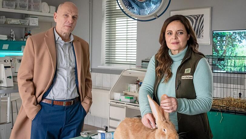 "Tierärztin Dr. Mertens: Zwischen allen Stühlen": Dr. Mertens (r.) bekommt unerwarteten Besuch von Sponsor Dietmar Hoffmann (Götz Schubert).
