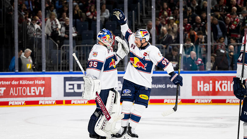 Hinten unbezwingbar, vorne geduldig und treffsicher: Während EHC-Torwart Niederberger (r., mit Maximilian Kastner) gleich zweimal in Folge ohne Gegentor bleibt, arbeitet der Angriff um Patrick Hager (unten) die notwendigen Treffer für den Eishockeyclub heraus.