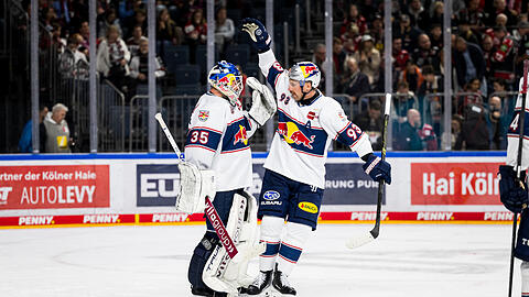 Hinten unbezwingbar, vorne geduldig und treffsicher: Während EHC-Torwart Niederberger (r., mit Maximilian Kastner) gleich zweimal in Folge ohne Gegentor bleibt, arbeitet der Angriff um Patrick Hager (unten) die notwendigen Treffer für den Eishockeyclub heraus.