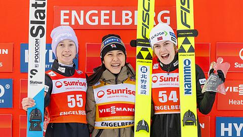 Als Topfavoritinnen gelten Nika Prevc (l.) und Nozomi Maruyama (m.). (Archivbild)